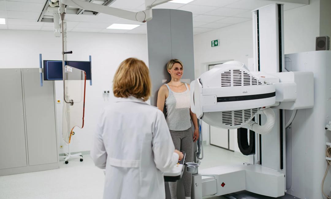 Doctor operating dynamic X-ray scan using tilting fluoroscopy unit