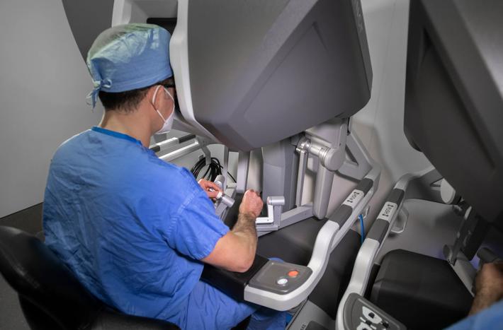 Photos of Colorectal Robotic Surgery performed by Dr Bogdan Protyniak